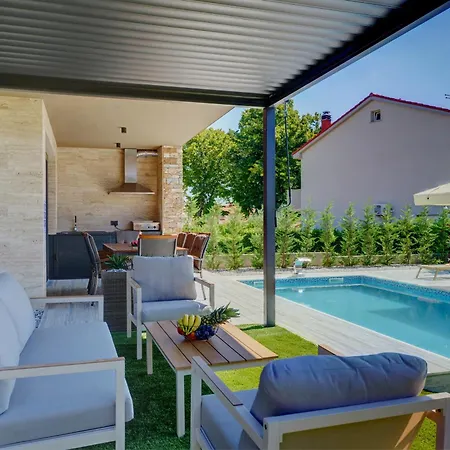 Pieron For 8 People Near Pula With Heated Pool & فيلة Marčana