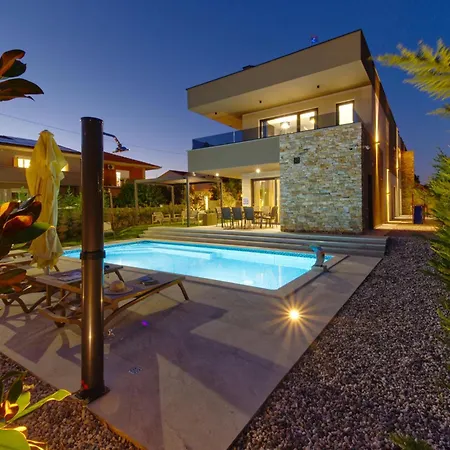 Pieron For 8 People Near Pula With Heated Pool & * Marčana