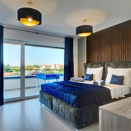Pieron For 8 People Near Pula With Heated Pool & فيلة *