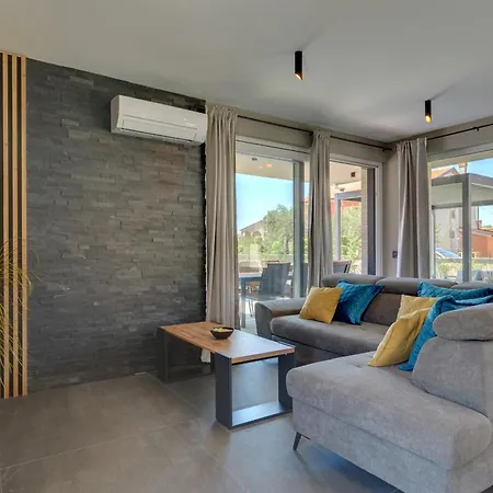 فيلة Pieron For 8 People Near Pula With Heated Pool & *