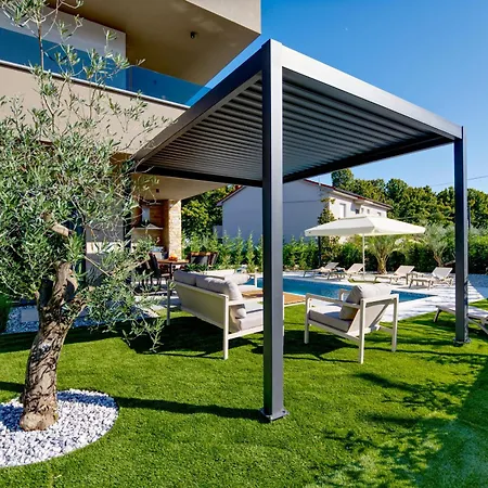 Pieron For 8 People Near Pula With Heated Pool & فيلة *