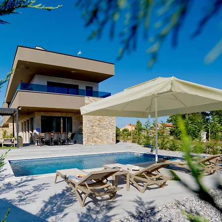 Pieron For 8 People Near Pula With Heated Pool & فيلة Marčana