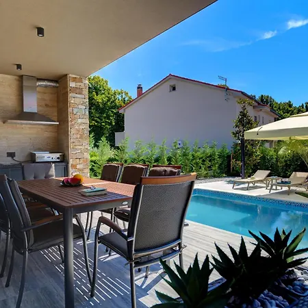 Pieron For 8 People Near Pula With Heated Pool & *
