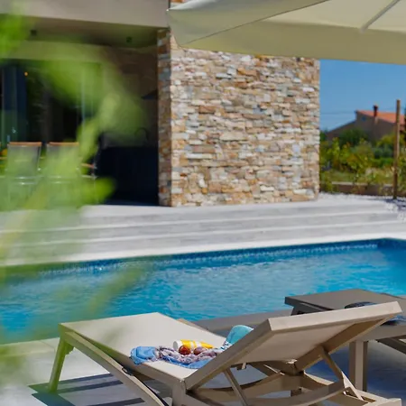 Pieron For 8 People Near Pula With Heated Pool & * Marčana