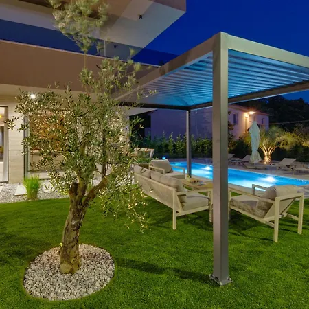 Pieron For 8 People Near Pula With Heated Pool & 빌라